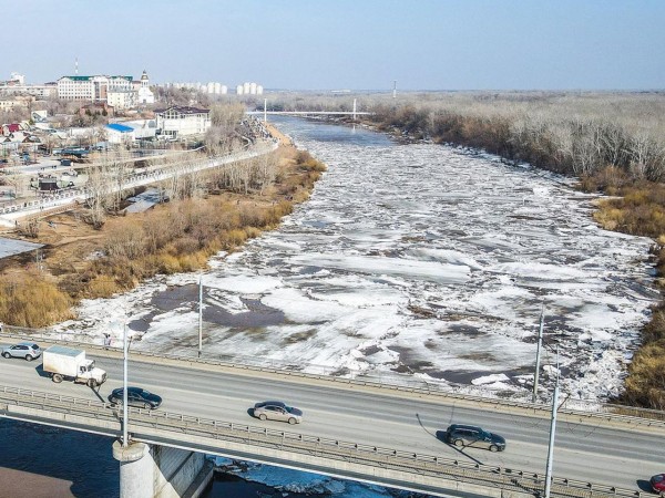 На Урале в Оренбурге прошел ледоход