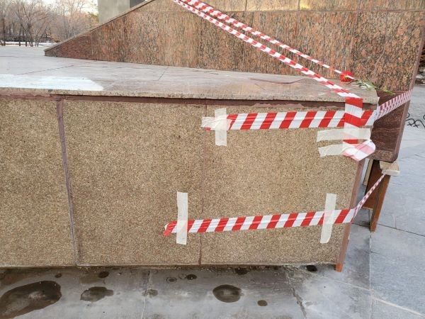 Поврежденный вандалами памятник Гагарину к празднику приводят в порядок