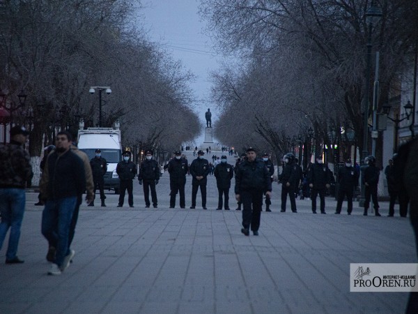 Фоторепортаж с акции в поддержку Алексея Навального в Оренбурге