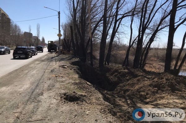 
&laquo;Что вам всем неймется?&raquo;: Как встречают на ул. Крайней Орска, где незаконно выкапывают канализационные трубы		