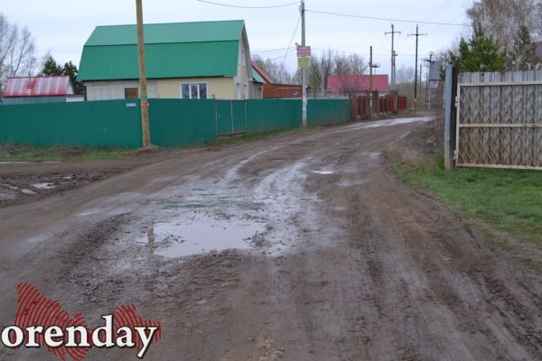 Жители Овощевода бьют тревогу: дорогу к озеру начали отсыпать асфальтовым срезом