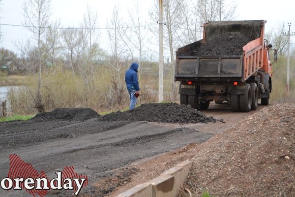Жители Овощевода бьют тревогу: дорогу к озеру начали отсыпать асфальтовым срезом