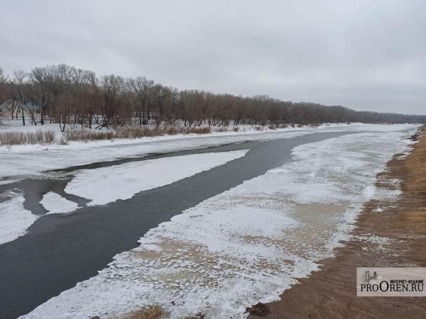 Талыми водами в Илекском районе подтопило две дороги