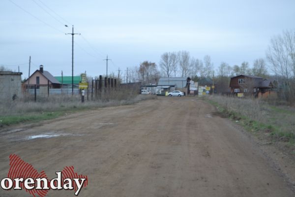 Жители Овощевода бьют тревогу: дорогу к озеру начали отсыпать асфальтовым срезом