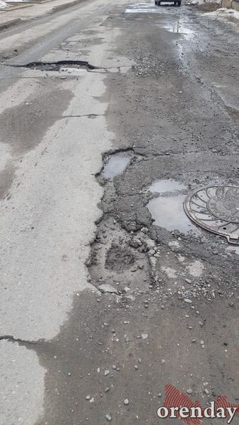 В Оренбурге у нескольких медучреждений наглухо разбита дорога