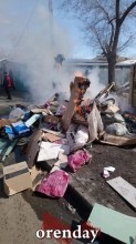 В Оренбурге в кузове грузовика на ходу загорелся мусор