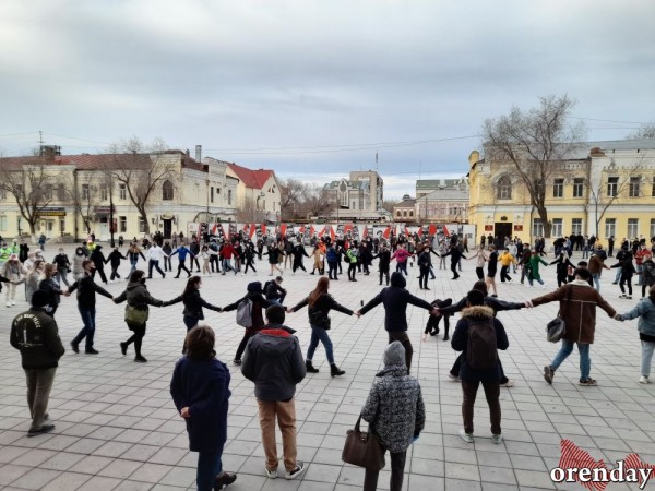 В Оренбурге сторонники Навального водили хоровод
