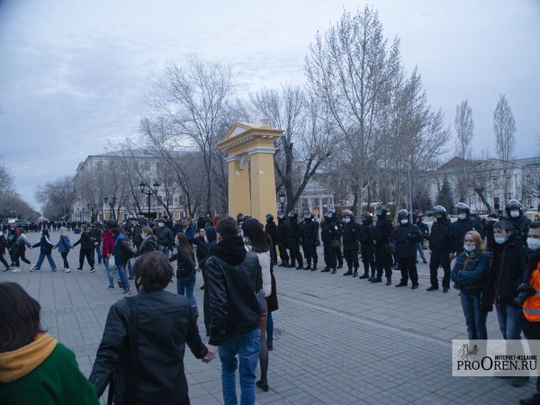 Фоторепортаж с акции в поддержку Алексея Навального в Оренбурге