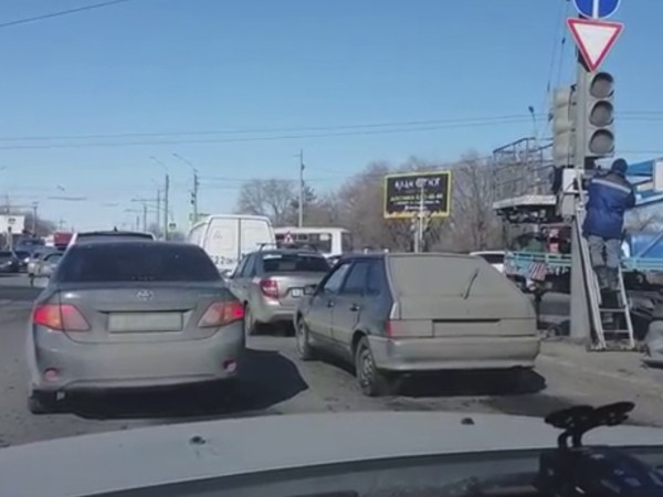 Из-за неработающего светофора в Оренбурге образовалась большая пробка Из-за неработающего светофора в Оренбурге образовалась большая пробка