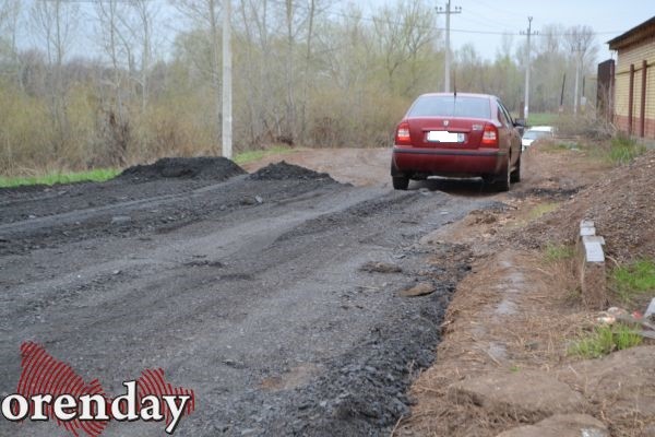 Жители Овощевода бьют тревогу: дорогу к озеру начали отсыпать асфальтовым срезом