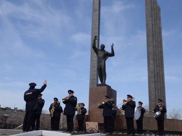 Оренбургские полицейские выступили с концертом возле памятника Гагарину