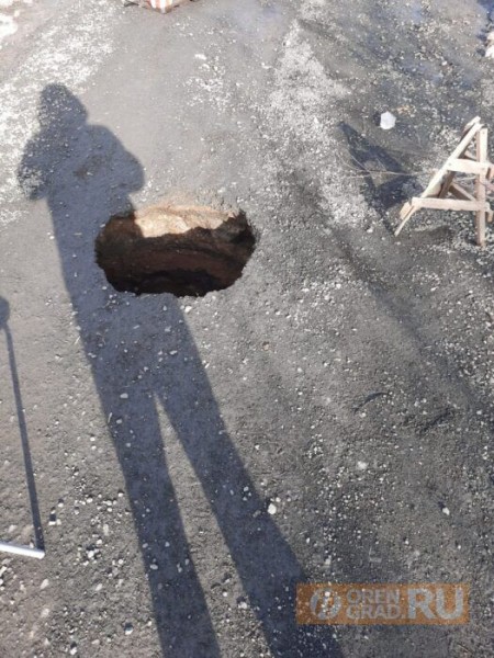 В Оренбурге на улице Мичурина школьники рискуют провалиться под землю В Оренбурге на улице Мичурина школьники рискуют провалиться под землю