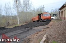 Жители Овощевода бьют тревогу: дорогу к озеру начали отсыпать асфальтовым срезом
