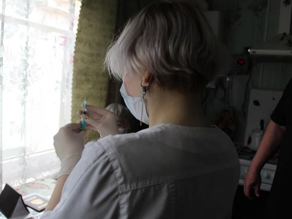 Прививку от коронавируса жителям Бузулука делают на дому
