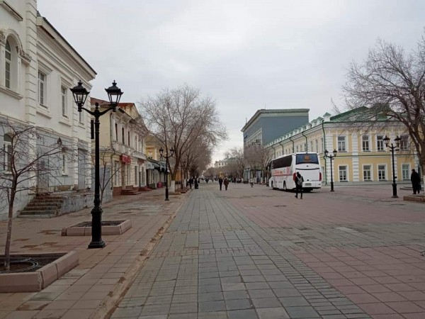 В Оренбурге театральный автобус припарковался прямо на пешеходной Советской