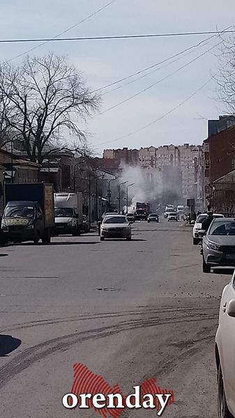 В Оренбурге в кузове грузовика на ходу загорелся мусор