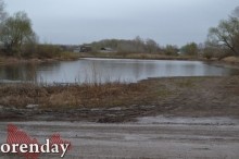 Жители Овощевода бьют тревогу: дорогу к озеру начали отсыпать асфальтовым срезом