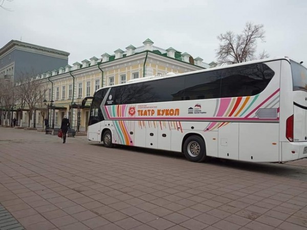 В Оренбурге театральный автобус припарковался прямо на пешеходной Советской