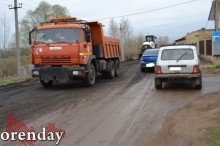 Жители Овощевода бьют тревогу: дорогу к озеру начали отсыпать асфальтовым срезом