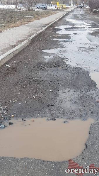 В Оренбурге у нескольких медучреждений наглухо разбита дорога