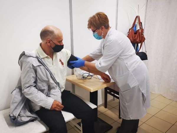 За день в торговом комплексе медики успевают привить по 120 оренбуржцев