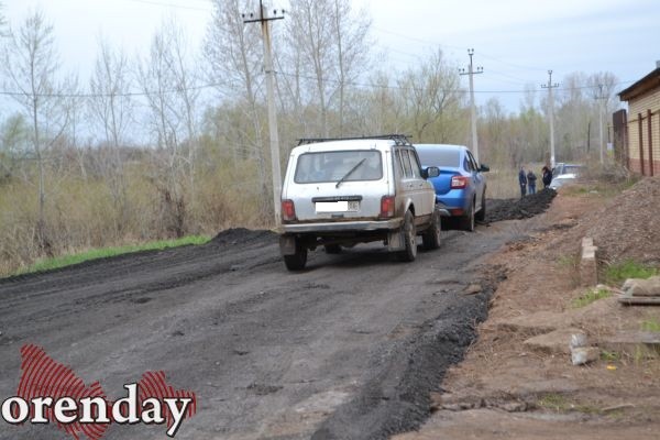 Жители Овощевода бьют тревогу: дорогу к озеру начали отсыпать асфальтовым срезом