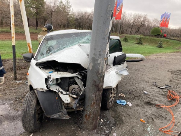 В Оренбурге водителя зажало в машине после столкновения со столбом