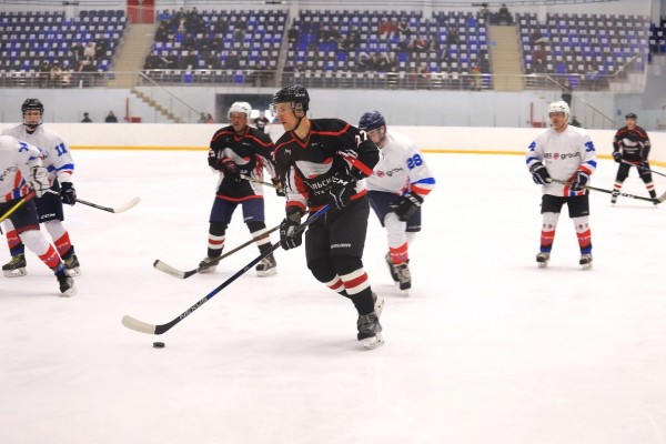 Металлоинвест поддержал проведение товарищеских игр по хоккею на призы Уральской Стали