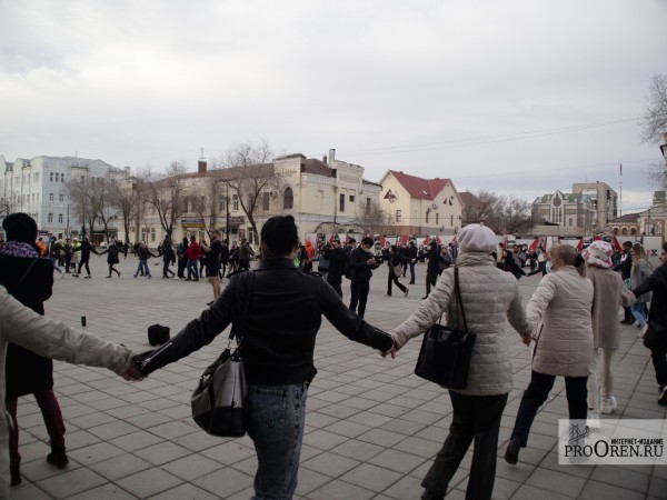 Фоторепортаж с акции в поддержку Алексея Навального в Оренбурге