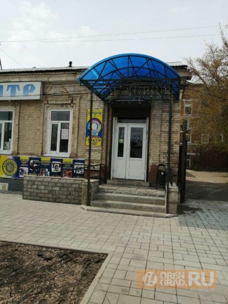 Администрация Оренбурга настаивала на сносе крыльца у магазина, которое сама разрешила построить