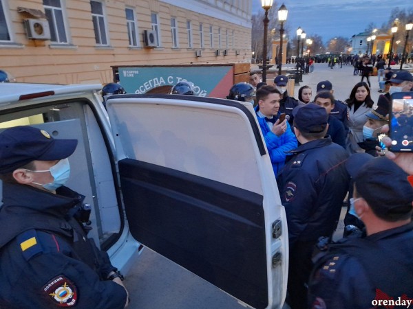 В Оренбурге сторонники Навального водили хоровод