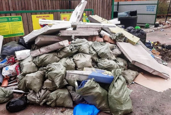 Оренбуржцы выкидывают строительный мусор на контейнерные площадки Оренбуржцы выкидывают строительный мусор на контейнерные площадки