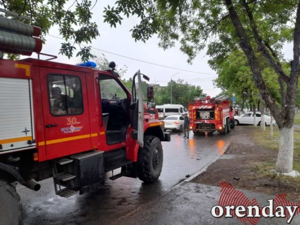 Возможно, из-за грозы в Оренбурге загорелась квартира в многоэтажке