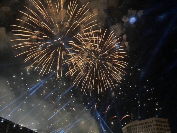 День Победы в Оренбурге завершился фейерверком на площади Ленина