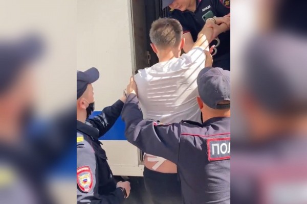 
Сотрудников полиции Оренбурга обвинили в избиении задержанного (видео). Комментарий УМВД		