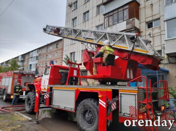Возможно, из-за грозы в Оренбурге загорелась квартира в многоэтажке