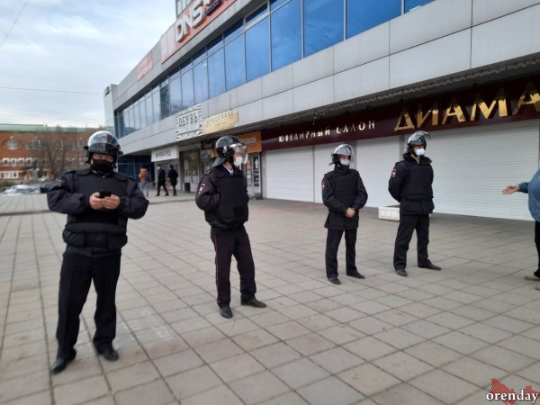 В Оренбурге сторонники Навального водили хоровод