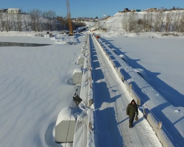 
Старый мост в Илекском районе снесло ледоходом 3 года назад, а новый тонет во время паводка		