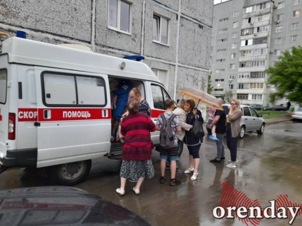 Возможно, из-за грозы в Оренбурге загорелась квартира в многоэтажке