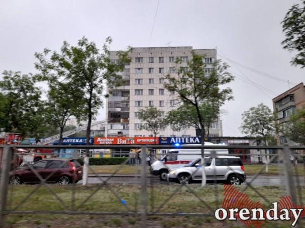 Возможно, из-за грозы в Оренбурге загорелась квартира в многоэтажке