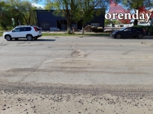 По улице Невельской в Оренбурге из-за обилия ям ремонт плачет