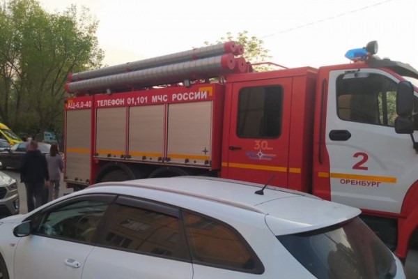 В Оренбурге при пожаре на Салмышской спасли 14 жильцов многоэтажки