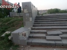 В сквере Дзержинского собираются обновить только урны и лавочки