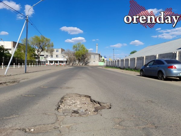 По улице Невельской в Оренбурге из-за обилия ям ремонт плачет