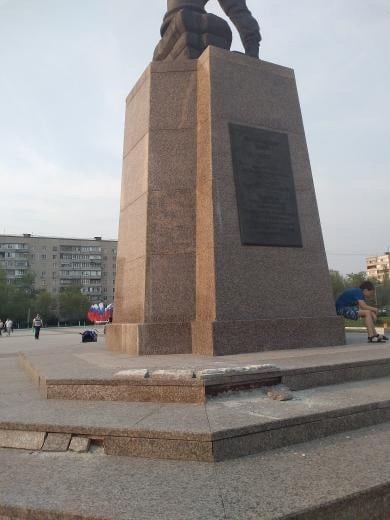 Разрушающийся постамент памятника Герою Прохоренко обещают отремонтировать