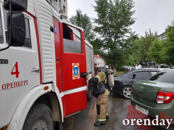 Возможно, из-за грозы в Оренбурге загорелась квартира в многоэтажке