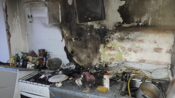 В Оренбурге вспыхнула квартира в пятиэтажке