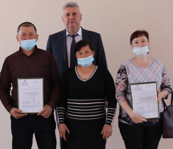 В Сакмарском районе многодетным семьям вручили сертификаты на приобретение жилья