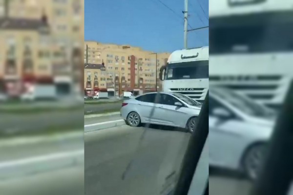 
Из-за ДТП на мосту в Оренбурге было заблокировано движение транспорта (видео)		