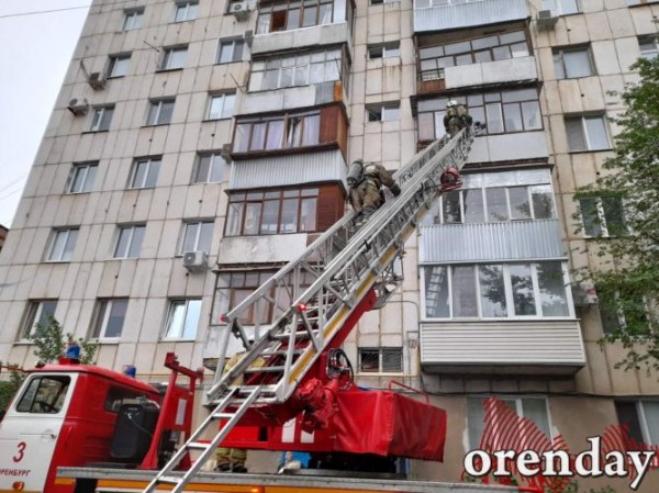 Возможно, из-за грозы в Оренбурге загорелась квартира в многоэтажке
